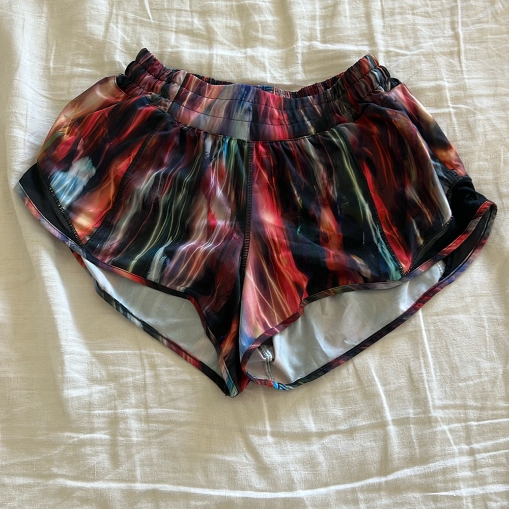 Lululemon Hotty Hot Low-Rise Lined Short - size 4
